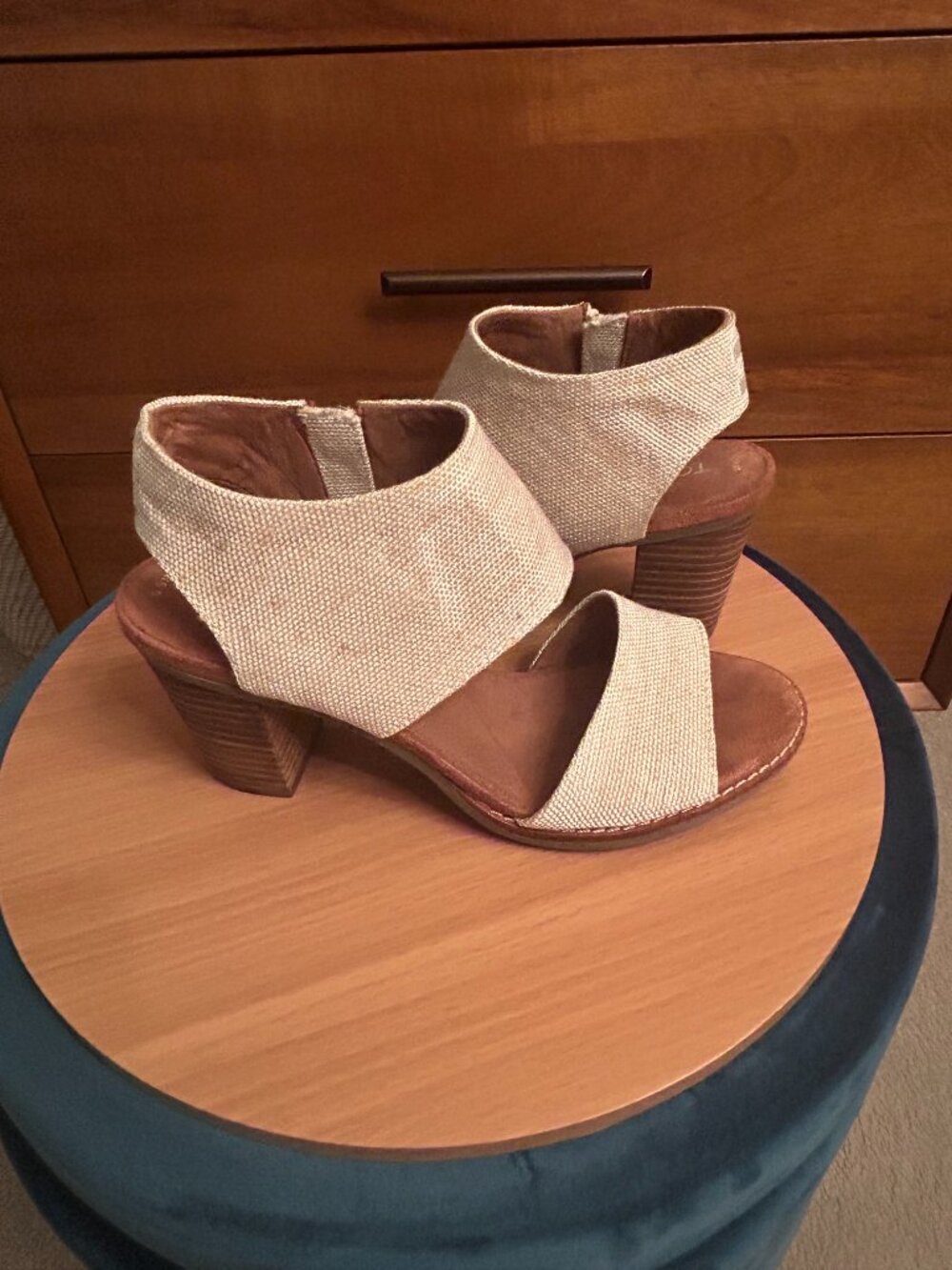 Toms | Majorca Cream/White Block Heel Sandals | 6.5